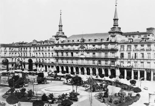 La Plaza Mayor de Madrid, hacia 1865, con jardines