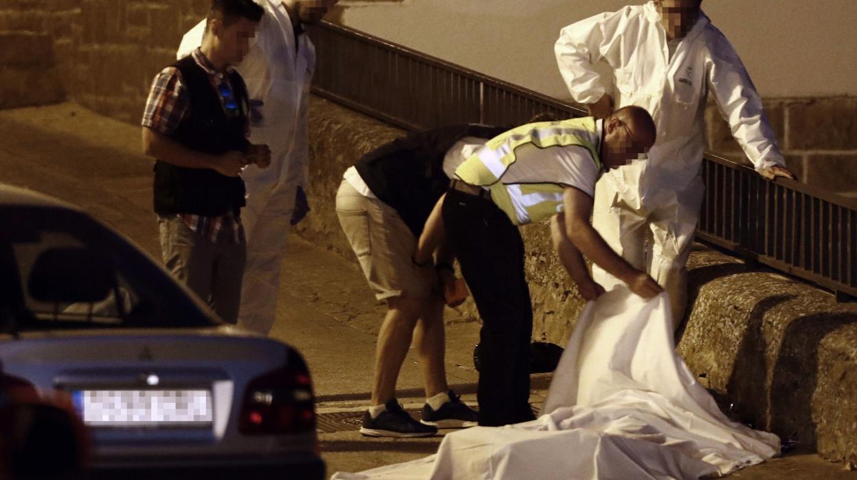 Efectivos policiales junto al cuerpo de una de las tres personas muertas en el tiroteo de Cáseda