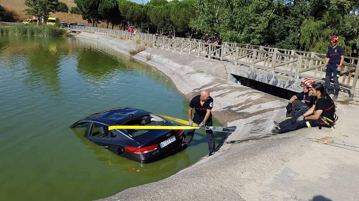 Los Bomberos recuperan el vehículo del fondo del lago de Leganés