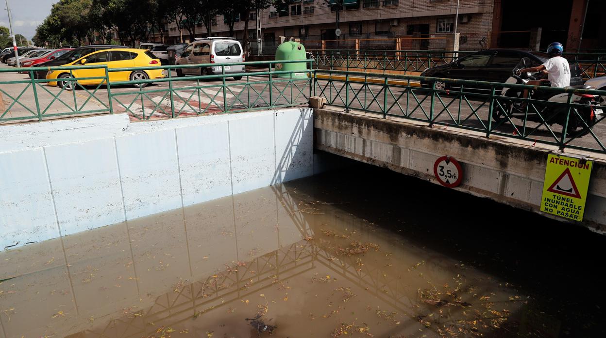 Un paso inferior inundado en la localidad valenciana de Burjassot