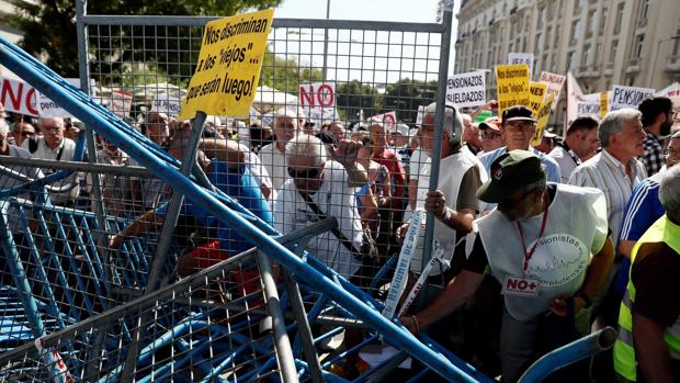 Los pensionistas se encaran a la Policía en su protesta para llegar al Congreso