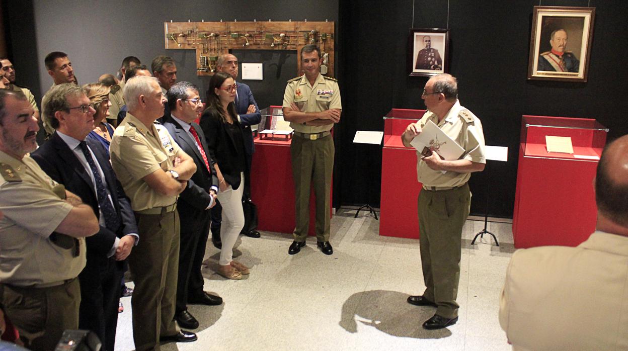 El comisario de la exposición con las autoridades que han acudido a la presentación oficial