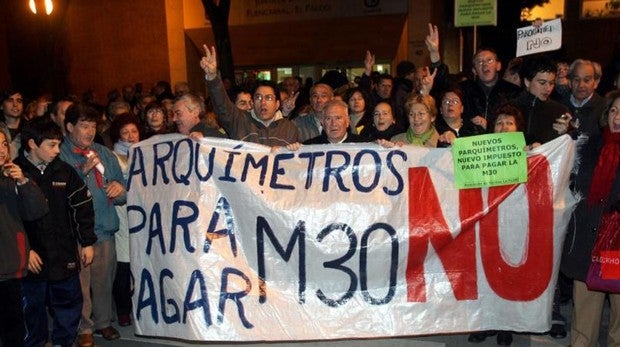 Carmena llevará los parquímetros fuera de la M-30 bajo demanda vecinal