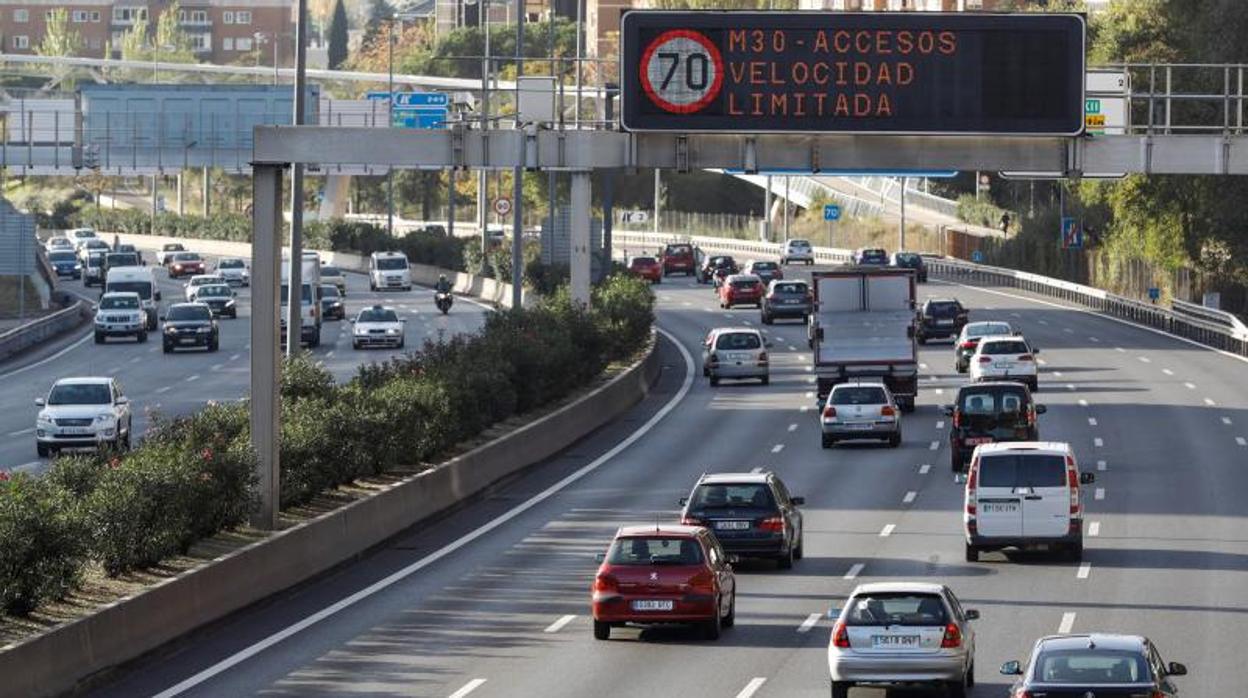 Los coches circulan a 70 kilómetros por hora tras la activación del protocolo anticontaminación