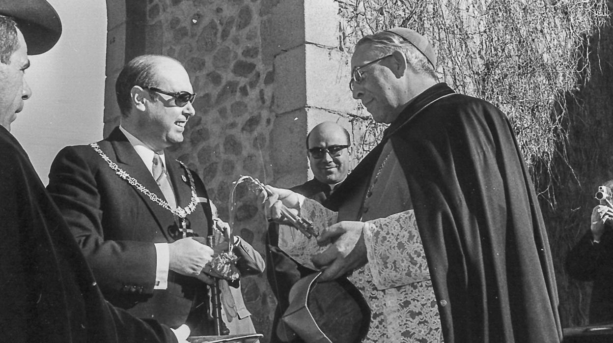 23 de enero de 1972. A su llegada a Toledo, don Marcelo recibió las llaves de la ciudad de manos del alcalde Ángel Vivar