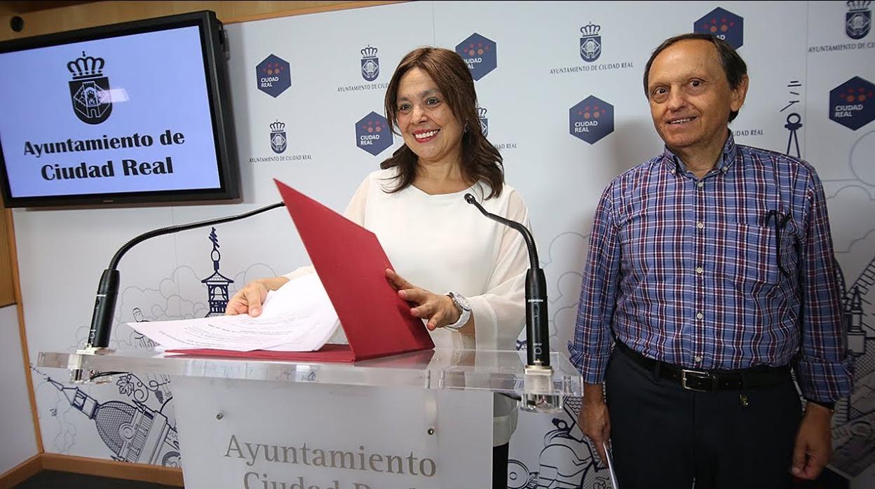 Pilar Zamora, junto al concejal de Economía y Hacienda, Nicolás Clavero