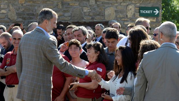 El aplaudido beso del Rey a una anciana en un pequeño pueblo de Huesca