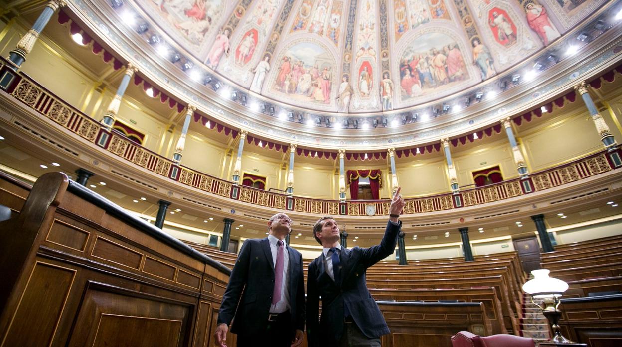 El líder del PP, Pablo Casado, le muestra al decano de la Universidad Georgetown las primeras instancias del Congreso, este jueves en su visita