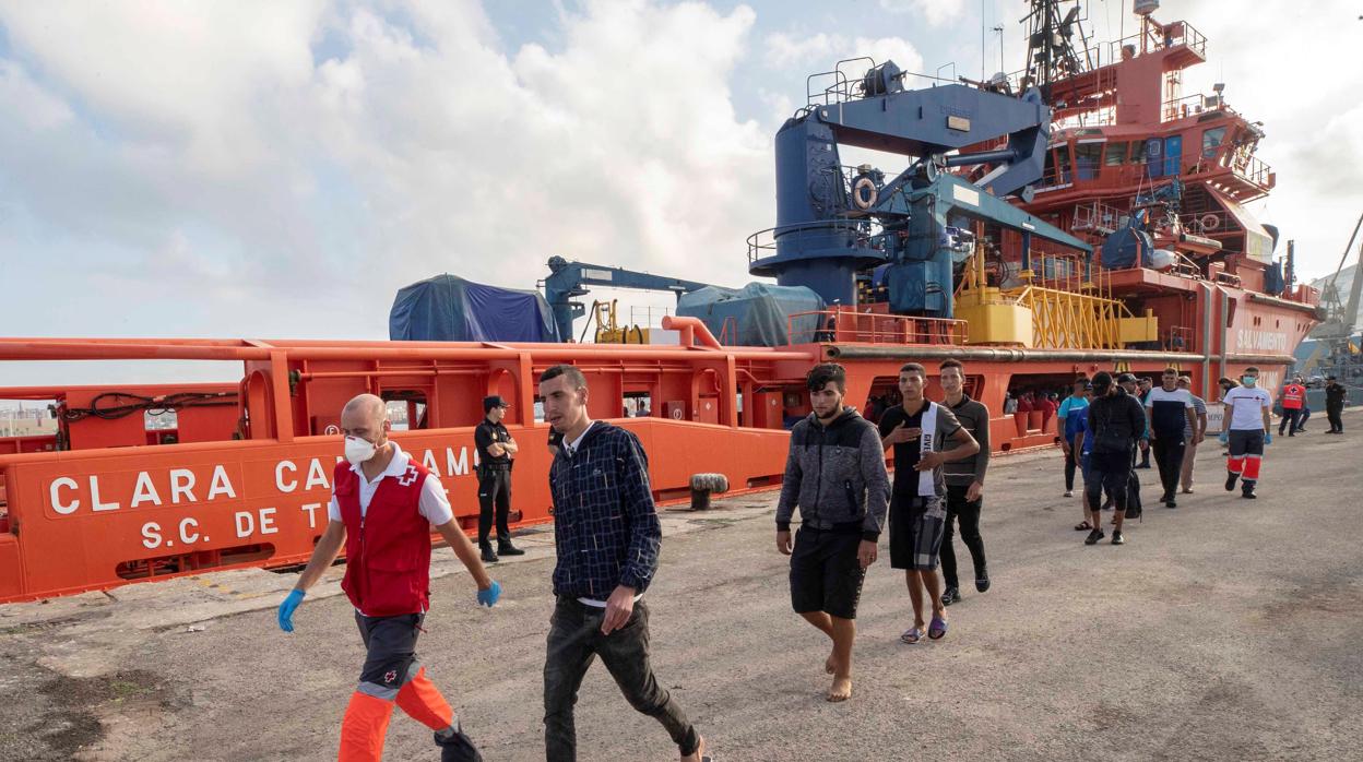 Inmigrantes procedentes del norte de África llegan al puerto de Cartagena
