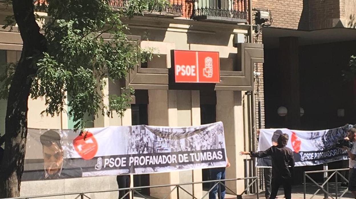 Imagen de la pancarta desplegada ante la sede del PSOE en la calle Ferraz