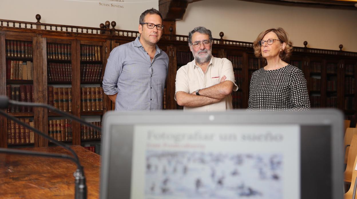Óscar Blanco, Joan Fontcuberta y María Bolaños, en la presentación del proyecto
