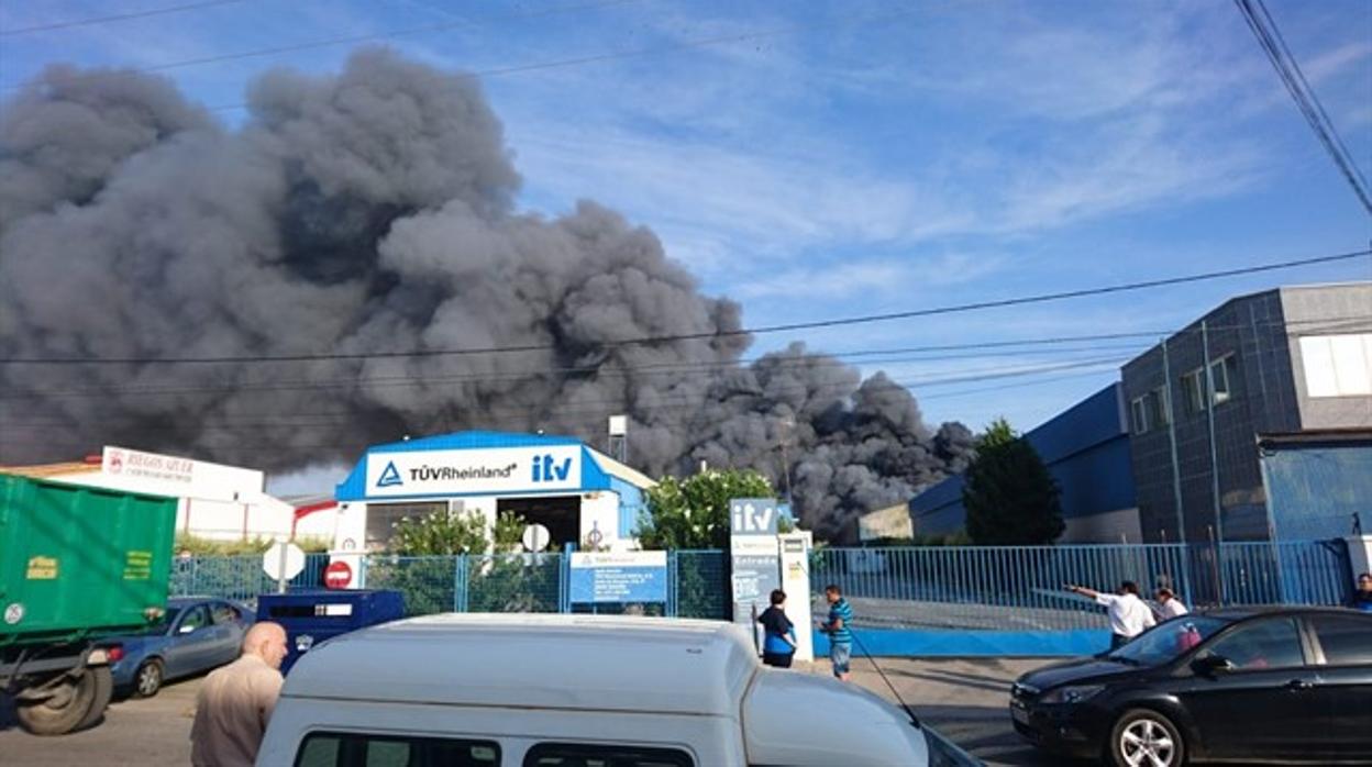 Imágenes del incendio en la nave industrial de Manzanares (Ciudad Real)