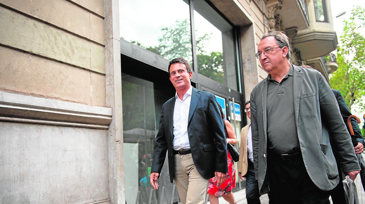 El exprimer ministro francés Manuel Valls, paseando por una calle de Barcelona el pasado 6 de septiembre