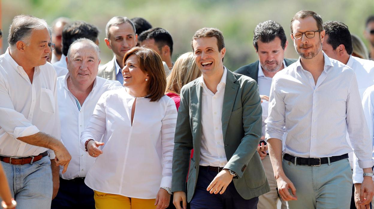 Pablo Casado, junto a Isabel Bonig, Esteban González Pons, Javier Maroto y la cúpula del PPCV este sábado