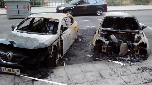 Susto en Santa Bárbara por el incendio de tres coches de madrugada