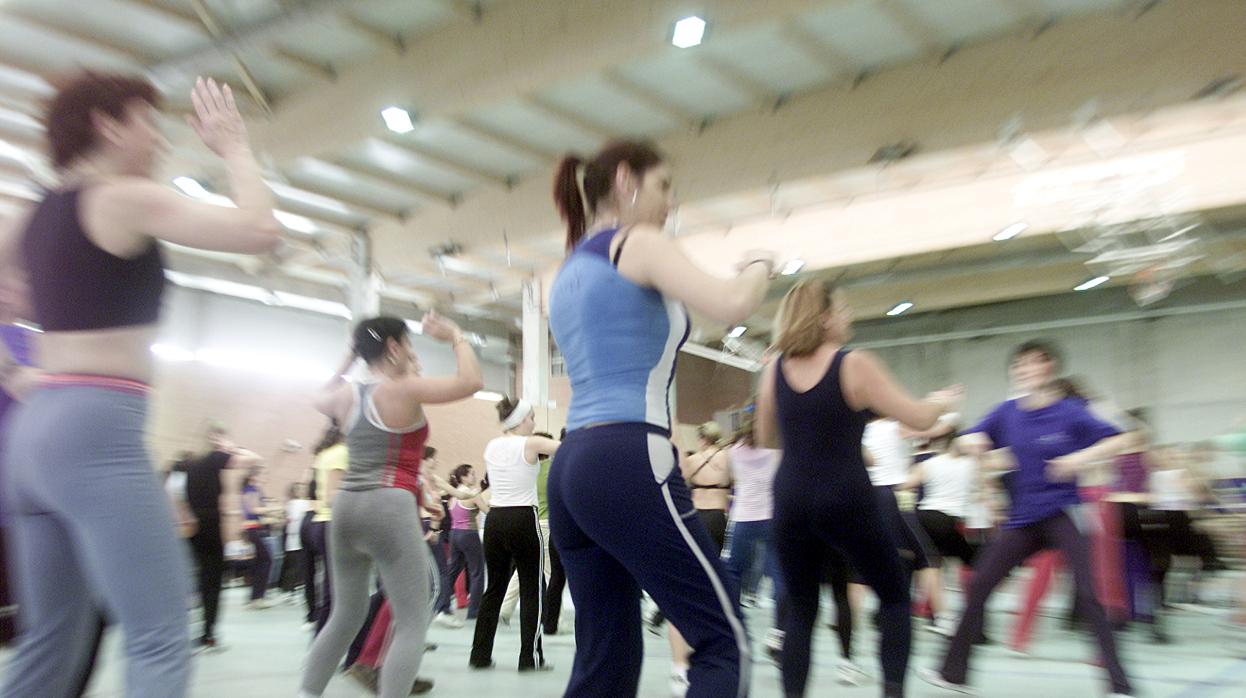 Clase colectiva en un polideportivo