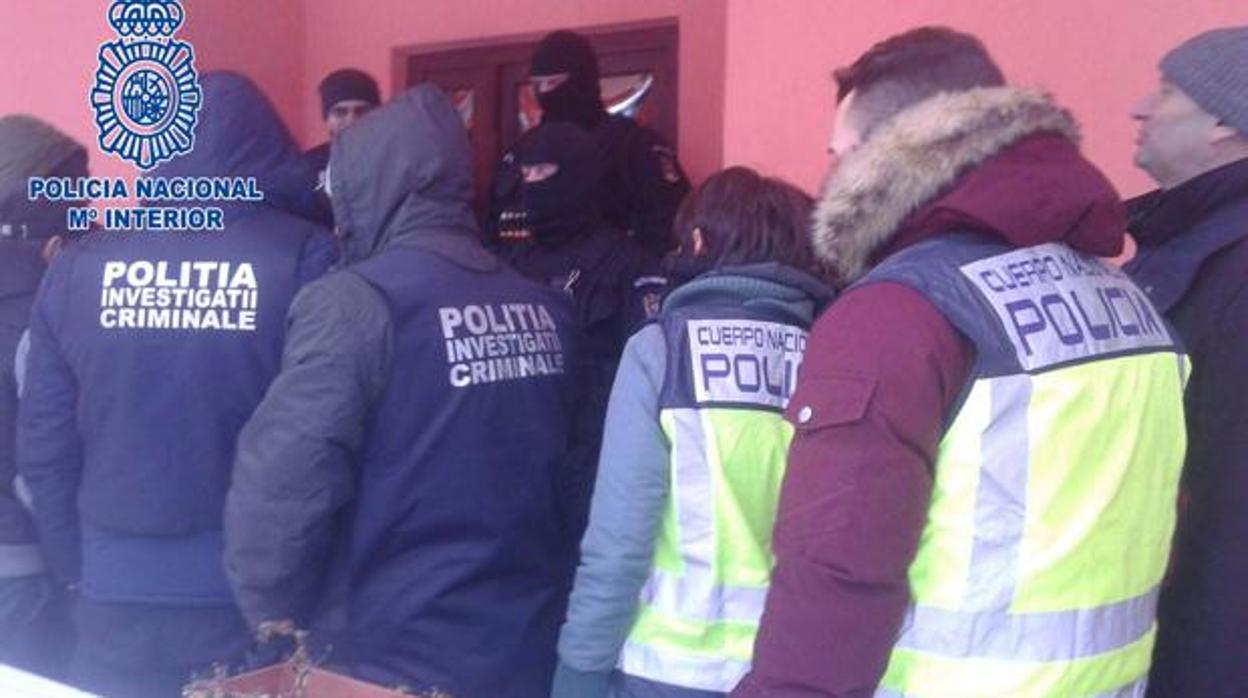 Agentes de la Policía Nacional y la Policía rumana, durante la detención del segundo sospechoso