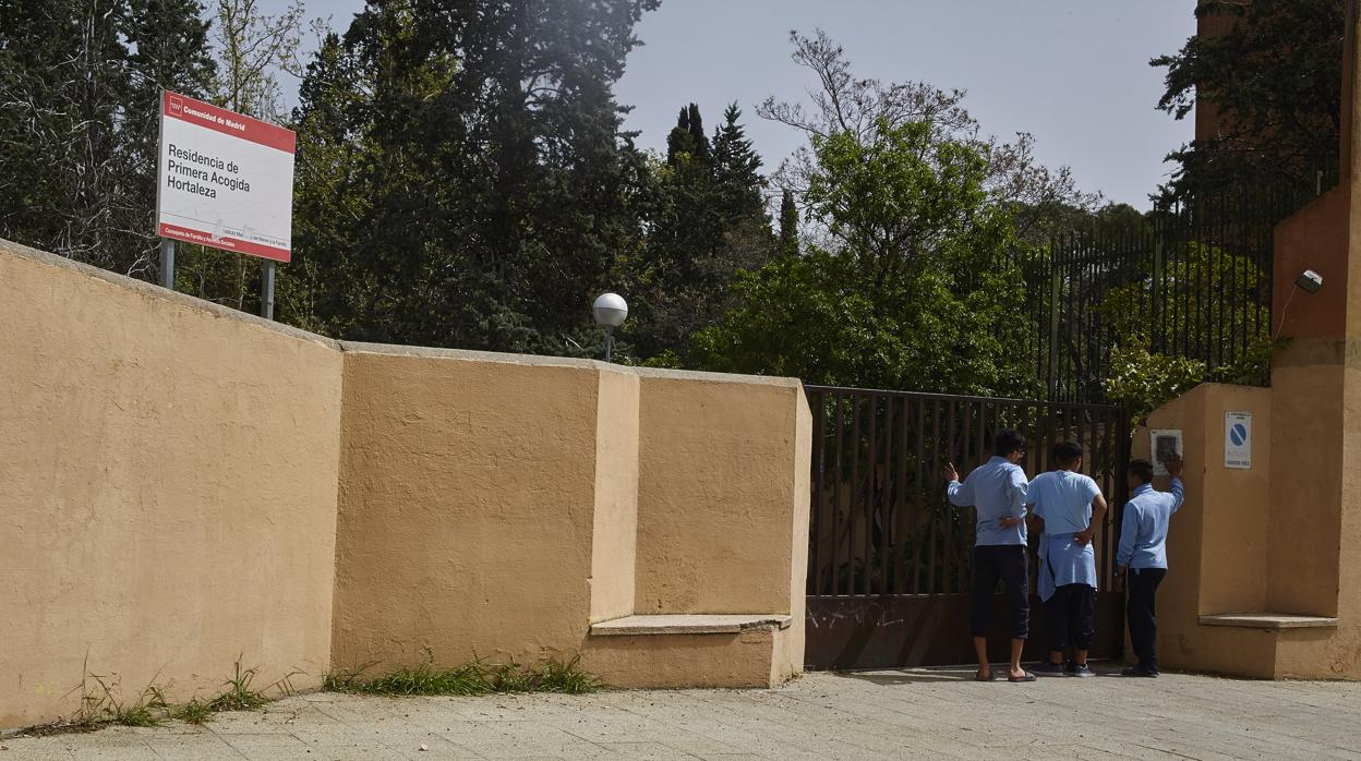 Tres menores inmigrantes, a las puertas del Centro de Primera Acogida de Hortaleza