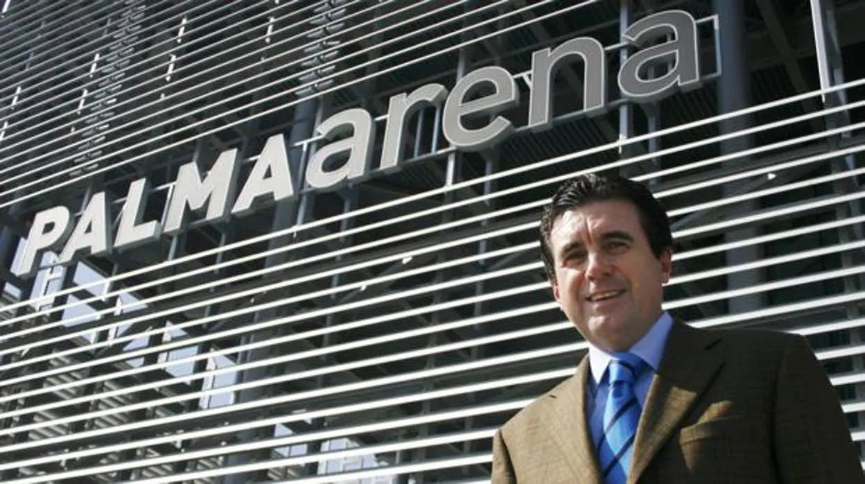 El anterior presidente de Baleares, Jaume Matas, delante del velódromo Palma Arena