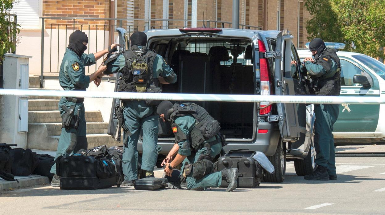 Agentes de la Guardia Civil desplegados en la urbanización La Dehesa 2, de Arcas (Cuenca)