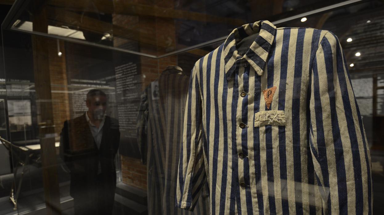 Un traje de un prisionero del campo de concentración, expuesto en «Auschwitz, no hace mucho. No muy lejos»