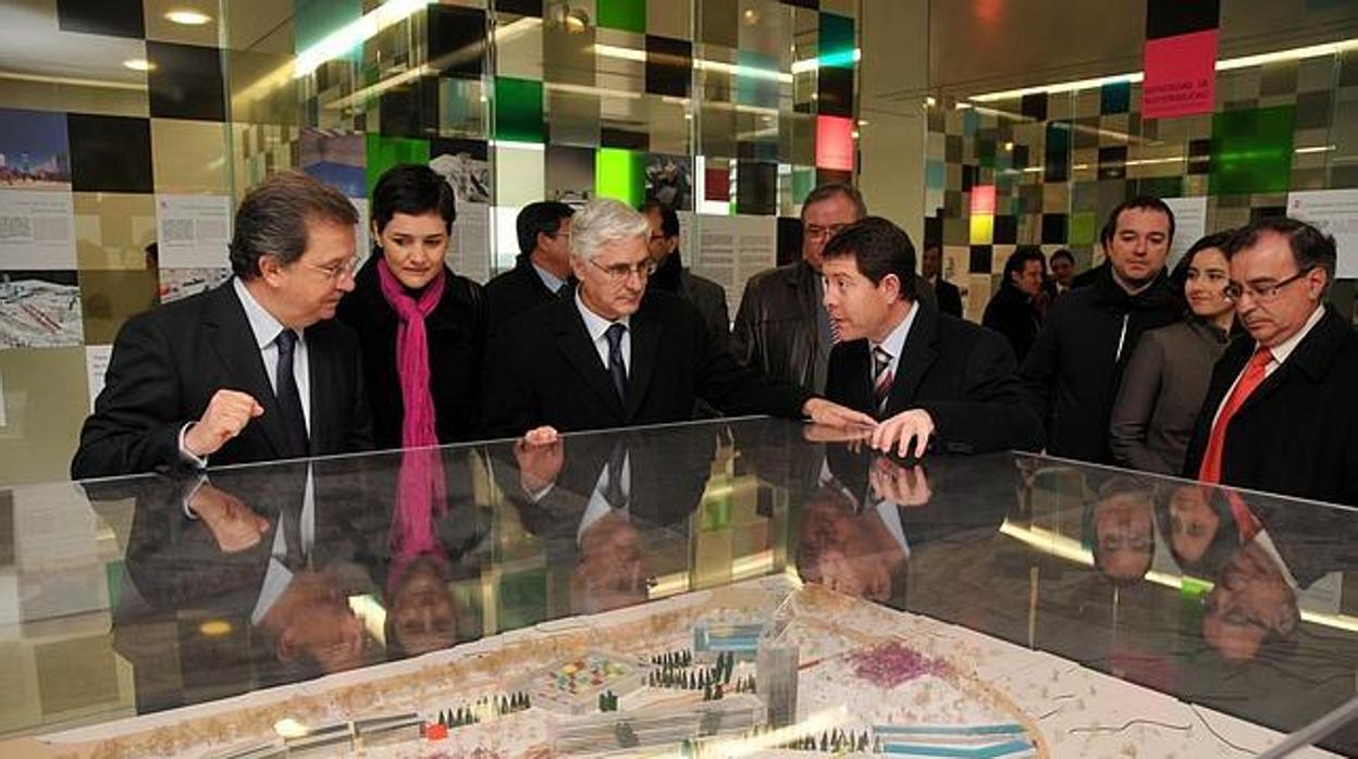 Barreda, en marzo de 2011, observa junto a Page la maqueta del Barrio Avanzado