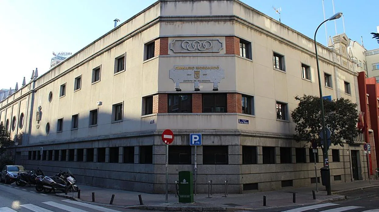 La fachada del Centro Deportivo Municipal Moscardó, que conserva uno de los vestigios franquistas