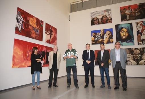 Imagen de Ximo Puig, en el centro, durante la inauguración de la muestra