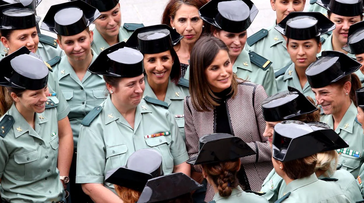 La Reina, con mujeres guardias civiles