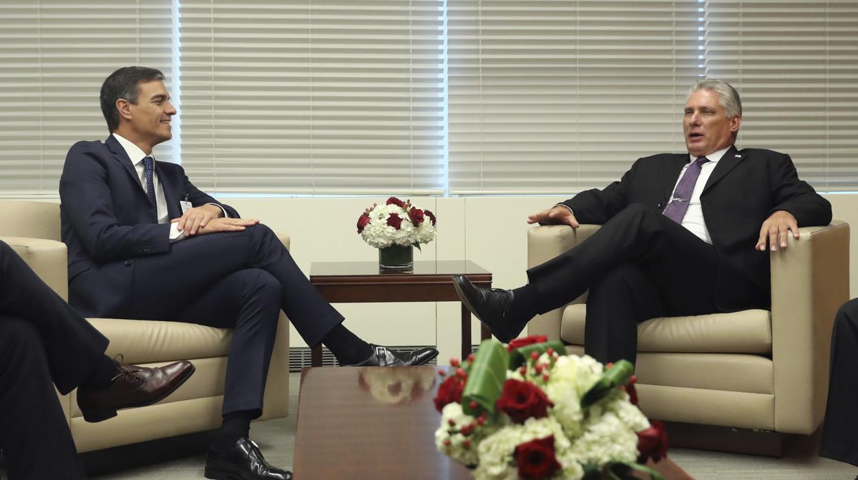 Pedro Sánchez escucha al presidente de Cuba, Miguel Díaz-Canel, en la reunión que mantuvieron en la ONU