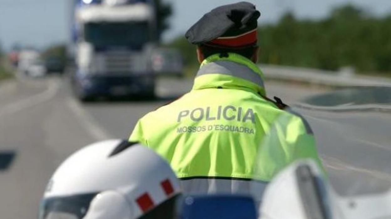 Agentes de los Mossos en las carreteras catalanas