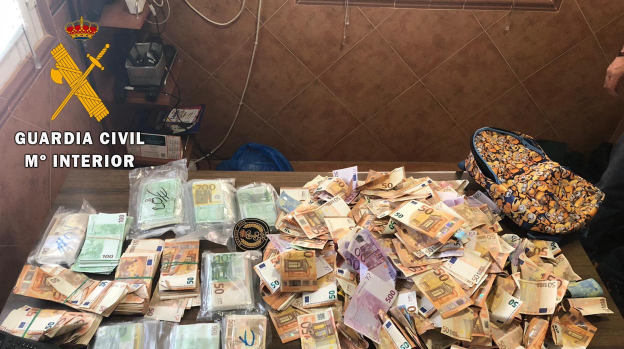 El dinero encontrado por la Guardia Civil en el arcén de la A-4