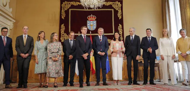 Feijóo celebra la entrada de sus nuevos conselleiros frente a los «pactos de minorías» de Sánchez