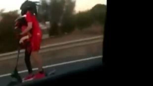 En patinete a ochenta por hora en la autovía porque se lo indicó el GPS