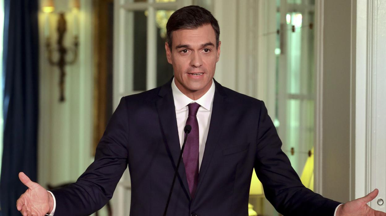 El presidente del Gobierno, Pedro Sánchez, durante la rueda de prensa que ofreció ayer en la residencia del embajador en Nueva York