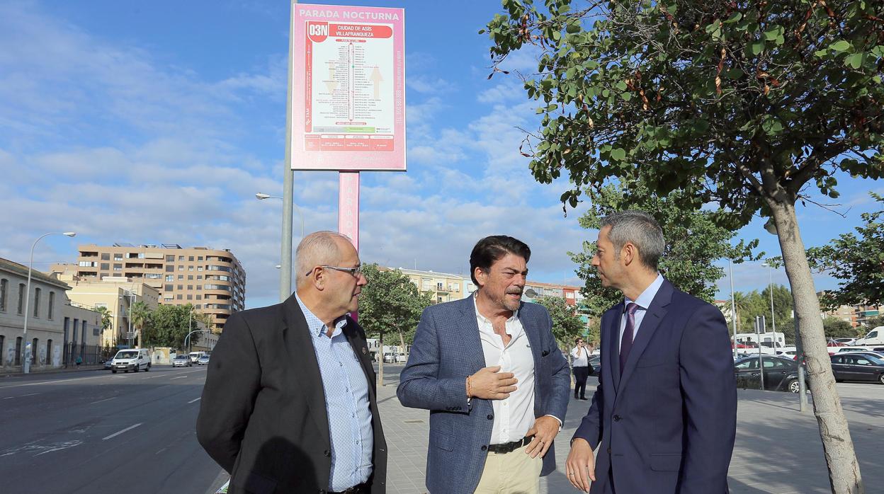 El concejal, el alcalde y el directivo de Vectalia, junto a una parada del autobús en Alicante