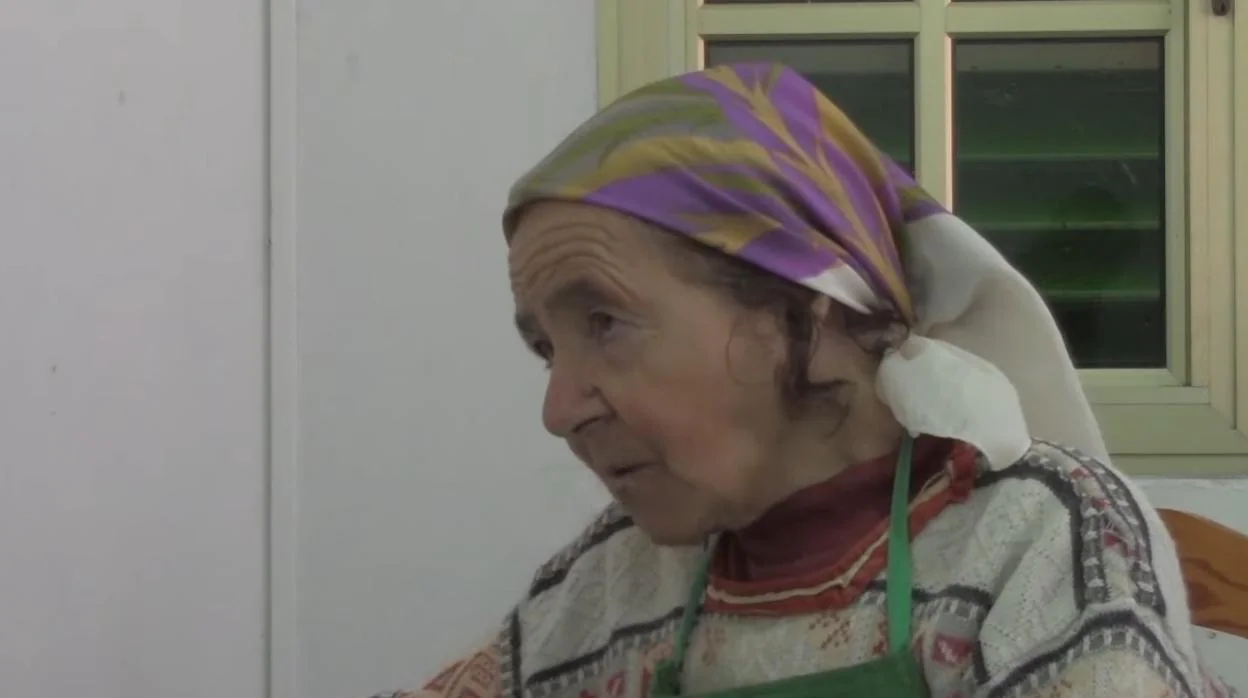 Anastasia Mendoza, a sus 90 años, sigue haciendo uno de los mejores quesos de Canarias desde Saucillo
