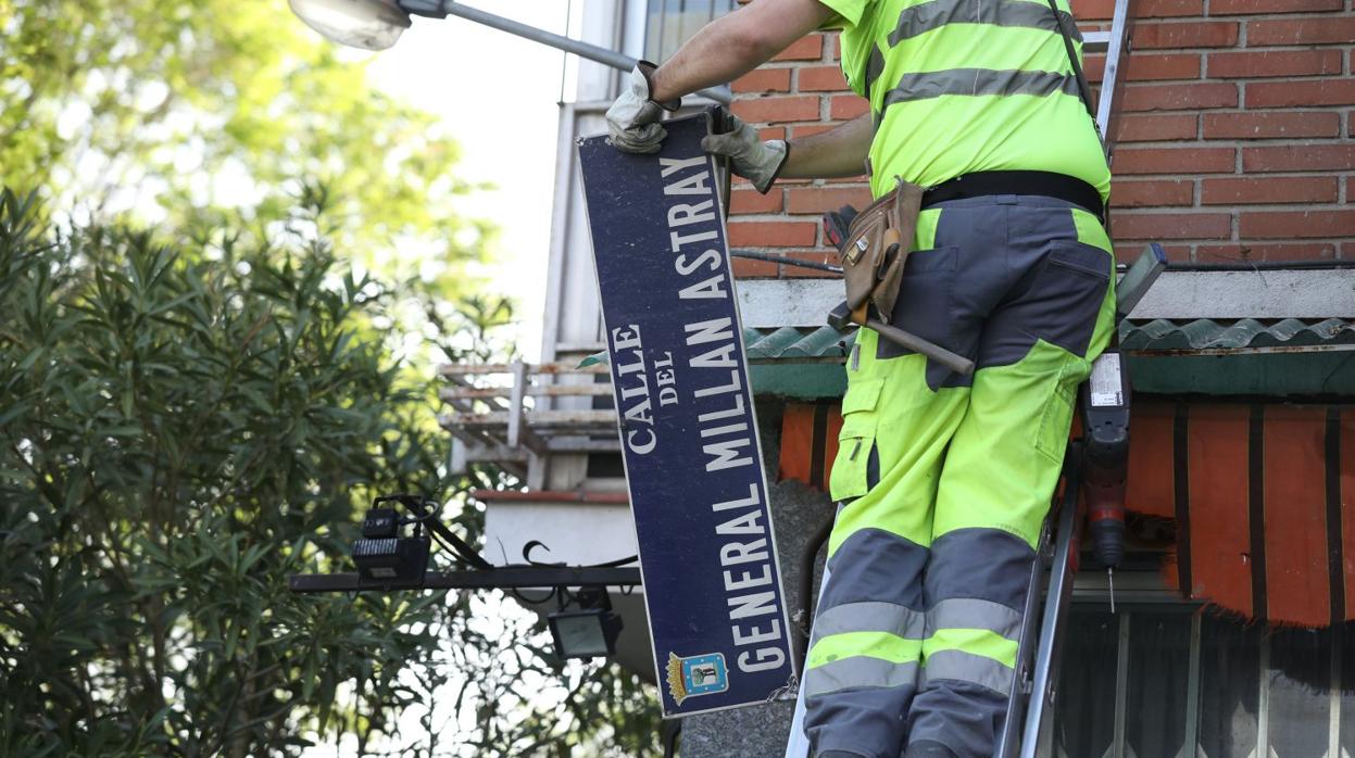 Operarios eliminando la placa con el nombre del General Millán Astray