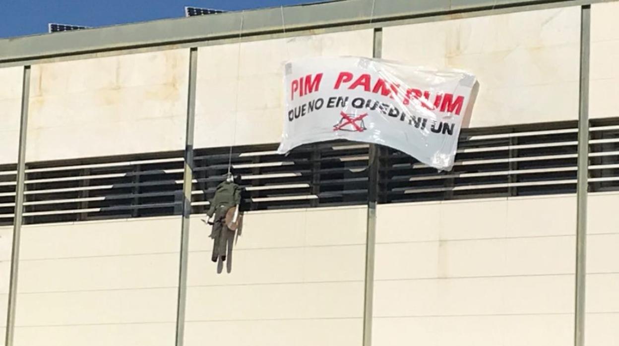 Vista del muneño colgado en la plaza Cívíca de la Universidad Autónoma de Barcelona