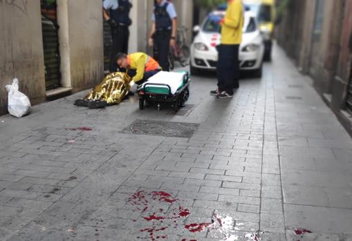 Sangre en las calles del Raval tras la agresión