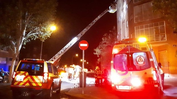 Una treintena de intoxicados por humo en el incendio de un bloque de viviendas de Usera