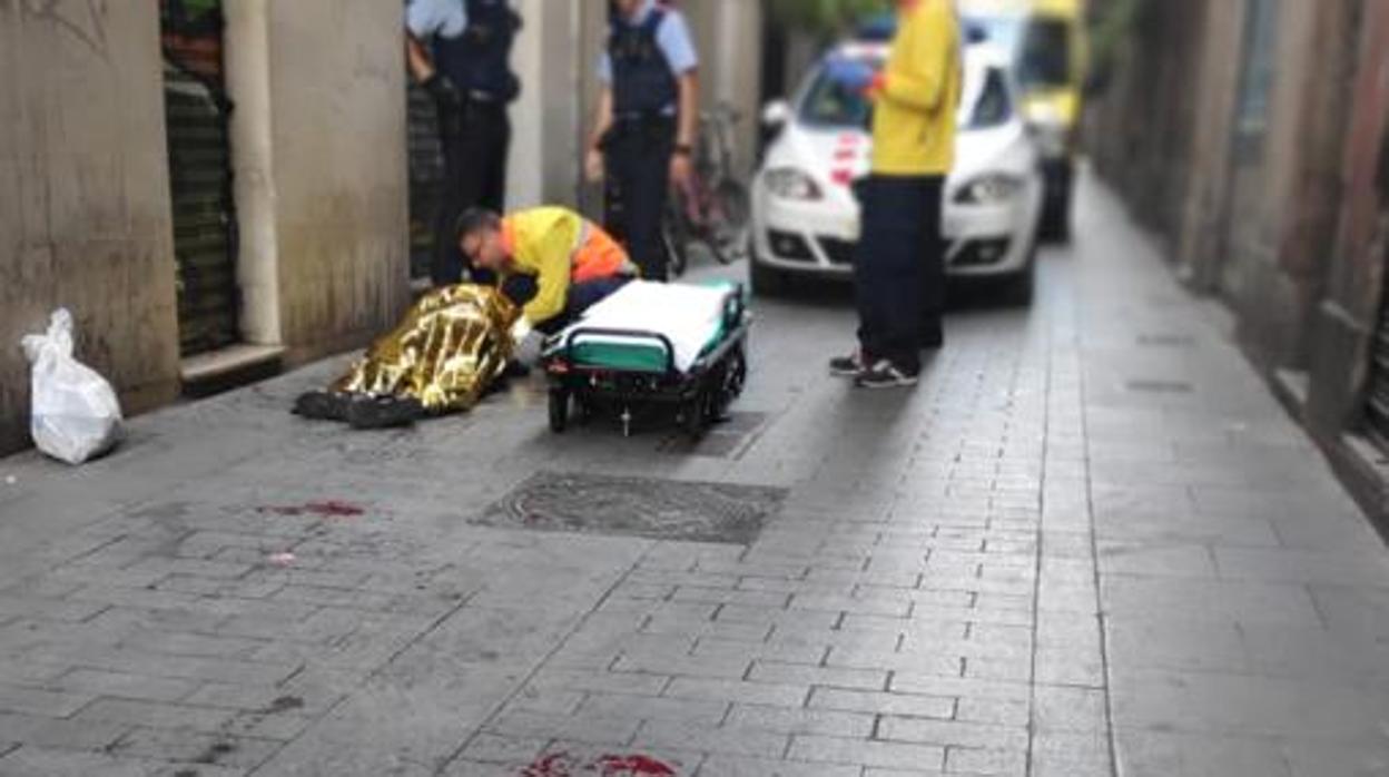 Sangre en las calles del Raval tras la agresión