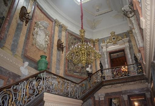Escalinata con la barandilla que procede del Palacio de Bárbara de Braganza