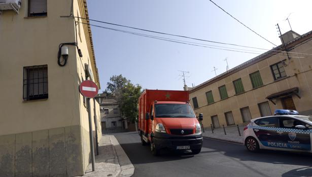 La calle Descalzos se abre al tráfico en doble sentido