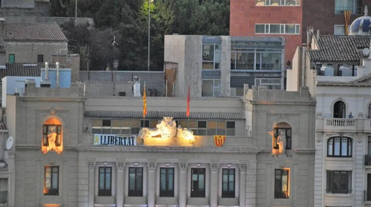 Reaparece la bandera española en el Ayuntamiento de Lérida y desaparece la estelada que habían colocado
