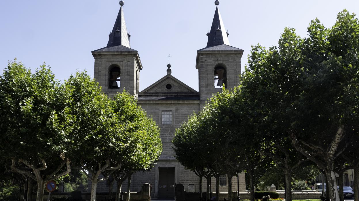 Fachada principal de la Iglesia de San Bernabé, en San Lorenzo de El Escorial