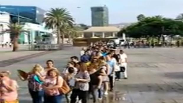 Vídeo: la reacción de una turista al ver una cola de parados en Canarias