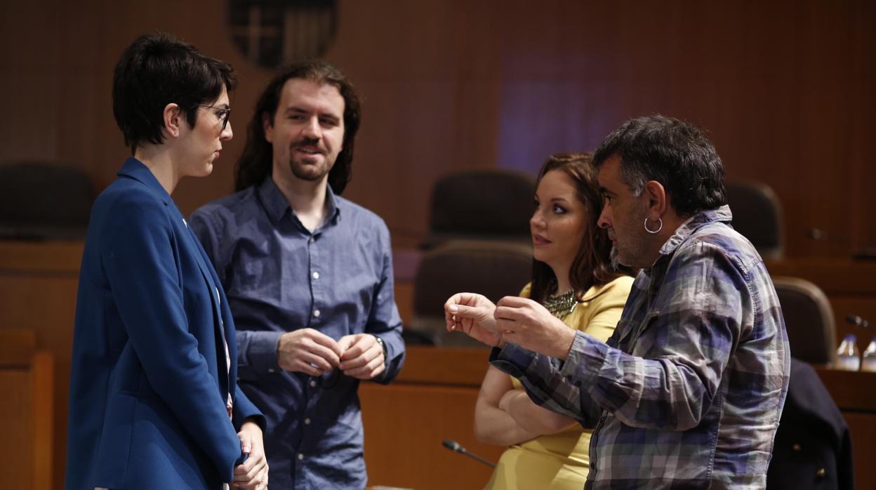 Diputados regionales de Podemos conversando en las Cortes de Aragón