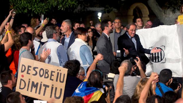 En directo: Los manifestantes rompen el cordón policial del Parlament y los mossos se refugian en su interior