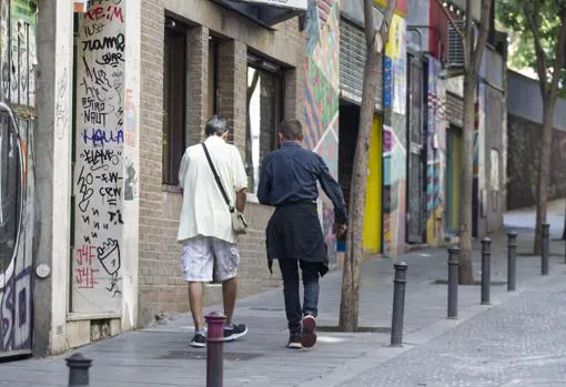 Dos toxicómanos caminan por una calle de Lavapiés
